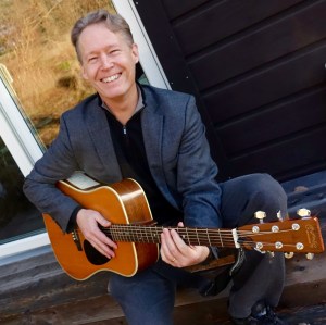 AlanAtKisson_Guitar_Square